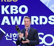 트로피와 기념촬영하는 MVP 페디