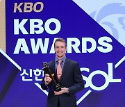 트로피와 기념촬영하는 MVP 페디