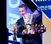 "믿기 어려울 정도로 행복" 37년 만의 대기록 '20승+200탈삼진' 주인공 페디, MVP 수상 [KBO 시상식]