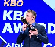 KBO리그 찢은 페디, MVP 트로피에 입맞춤 [사진]