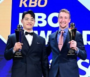 '1년간 가장 빛난 최고 투수 2명' MVP 페디-신인왕 문동주, 홈런왕 노시환-세이브왕 서진용…첫 수비상 주인공 10인 [KBO 시상식]