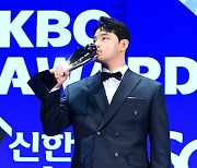 신인왕 소감에서 빠트린 ‘재훈이 형’…문동주에게 온 메시지 한 통 “같이 15승 해보자” [KBO 시상식]