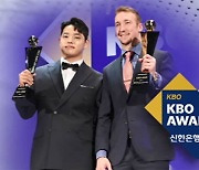 페디, '압도적 지지'로 MVP…문동주는 신인왕