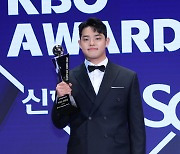 17년 만에 날아오른 아기독수리, ‘신인왕’ 문동주···“페디와 MVP 약속도 언젠가는 지켜야죠”