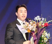 [ST포토] 인사말 전하는 손아섭