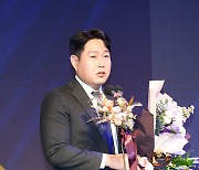 [ST포토] 양의지, 수비상 받아서 영광