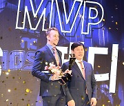 [ST포토] 페디, '2023 KBO리그 MVP'