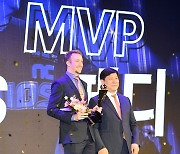 [ST포토] '2023 KBO리그 MVP' 페디