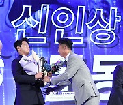 [포토S] 신인상 문동주 축하하는 손혁 단장