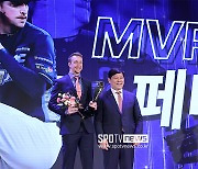 [포토S] 페디, 영광의 MVP!