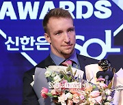 '눈물 또 글썽' 페디 MVP 수상 피날레…신인상은 문동주, 한화 17년 만에 영광 (종합)