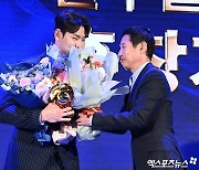 염경엽 감독 '홍창기 축하해'[포토]