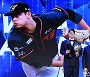 KBO 신인왕 등극한 문동주[포토]