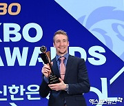 페디 '눈부신 MVP 트로피'[포토]