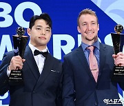 문동주-페디 '2023 KBO 신인왕과 MVP'[포토]