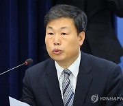 후쿠시마 원전 오염수 방류 관련 일일브리핑하는 신재식 국장