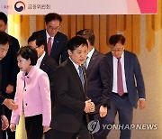 자리로 향하는 김주현 금융위원장과 이복현 금감원장