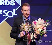 '투수 3관왕' 페디, 2023 KBO 정규시즌 MVP…신인왕은 문동주(종합)