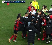 [오늘, 이 장면] 축구의 '벤치 클리어링'…결국 상벌위원회 열기로