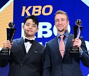 '20승 200K' MVP와 '15승 꿈꾸는' 신인왕의 약속…"내년에 이 트로피 네 것이지?"
