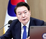 尹, 북한인권현인그룹 접견 "국제사회 경각심 가져야"