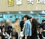 ‘K365 패션쇼’ 김포공항 출국장에서 펼쳐진 이색 패션쇼 [포토엔HD]