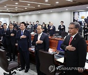 국기에 경례하는 윤석열 대통령