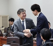 인사하는 조태용 국가안보실장과 박성훈 차관