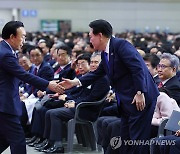 악수하는 윤석열 대통령과 김관용 수석부의장