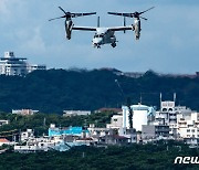 [포토] 日 오키나와 후텐마기지서 비행하는 미 항공기