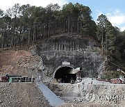 INDIA TUNNEL COLLAPSE