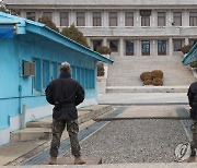 북한군 권총 무장에…판문점 견학 또 멈췄다