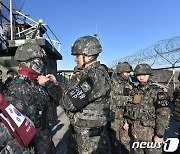 동부전선 최전방 GP 찾은 김명수 합참의장