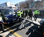 '개 식용 금지법' 반대 시위하다 경찰과 충돌…육견 단체 회원 체포