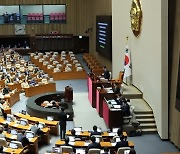 연말 정국 얼린 ‘이동관 탄핵안’…예산안 협상도 차질 불가피