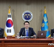 [단독] 尹대통령, 새 참모들에 "국민들의 뜻 잘 받들어 달라"