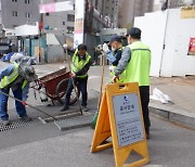 서울 동작구, 낙엽에 막힌 빗물받이 청소···가을비 도로 침수 예방 나서