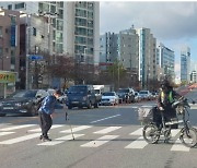 건널목 절반 건넜는데 '빨간불'···위기 속 노인 구한 배달기사 '폭풍 감동'