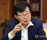 경찰, '계좌번호 청첩장' 돌린 장흥군수 재수사