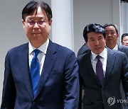 인선발표 입장하는 신임 대통령실 참모들