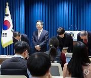 퇴임 인사하는 대통령실 1기 참모들