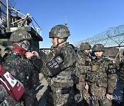 최전방 GP 부대 장병 격려하는 김명수 합참의장