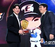 [포토] 김현수 선수협 회장, 노시환 올해의 선수상 축하해