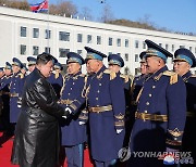 김정은,北항공절 맞아 공군 사령부 방문·시위 비행 참관