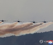 김정은,北항공절 맞아 공군 사령부 방문·시위 비행 참관