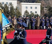 김정은,北항공절 맞아 공군 사령부 방문·시위 비행 참관