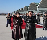 김정은,北항공절 맞아 공군 사령부 방문·시위 비행 참관