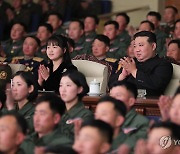 김정은,北항공절 맞아 공군 사령부 방문·시위 비행 참관