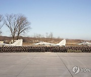 공군 비행사들과 기념촬영하는 김정은과 딸 주애