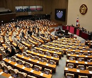 법정시한 넘긴 예산에 '네 탓 공방'… 與 "민주, 탄핵에만 혈안" 野 "윤 정부, 민생 거부"